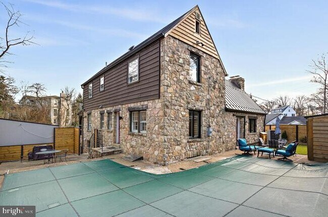 Building Photo - 2347 S Arlington Ridge Rd