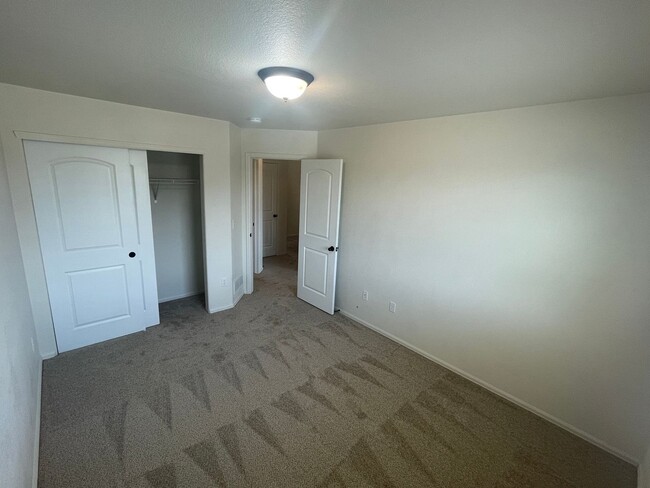 Building Photo - Beautiful 4 Bed, 3 Bath House in Maple Hill!