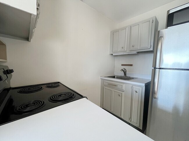 Building Photo - 4343 N Clarendon Ave