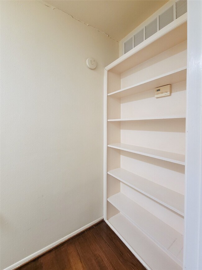 Building Photo - 1601 S Shepherd Dr