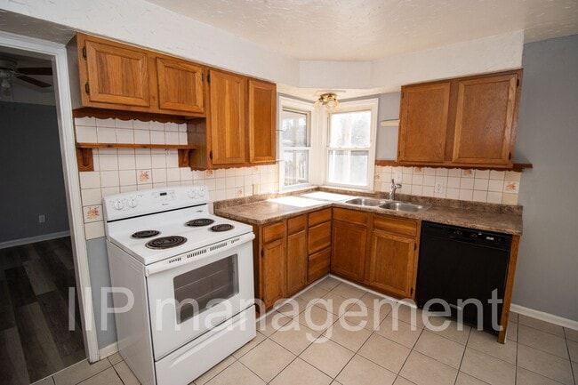 Building Photo - Cleveland Heights Spacious 3bed Home - Sec...