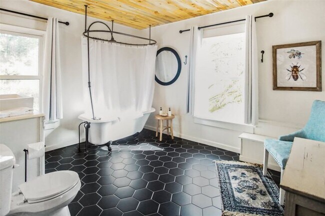 Building Photo - Beautifully Renovated 5 Bedroom Farmhouse outside of Newberg