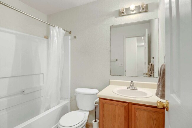 Building Photo - 1 Small pet allowed, multi year lease discount available upon request.