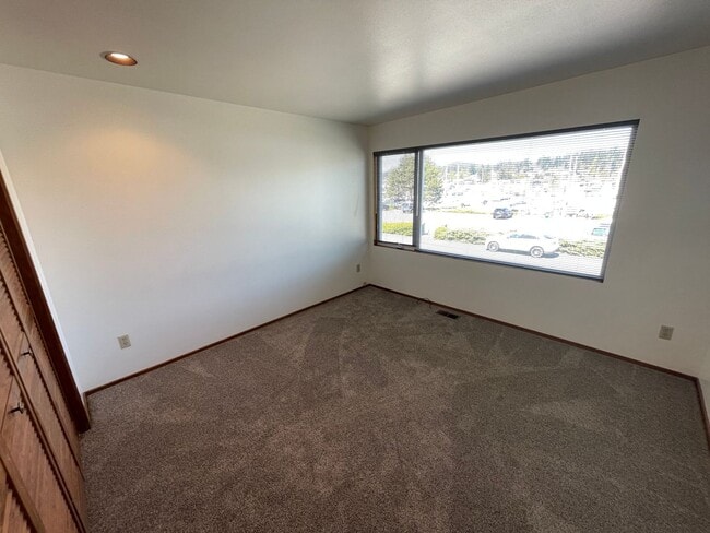 Building Photo - 2305 Skyline Way