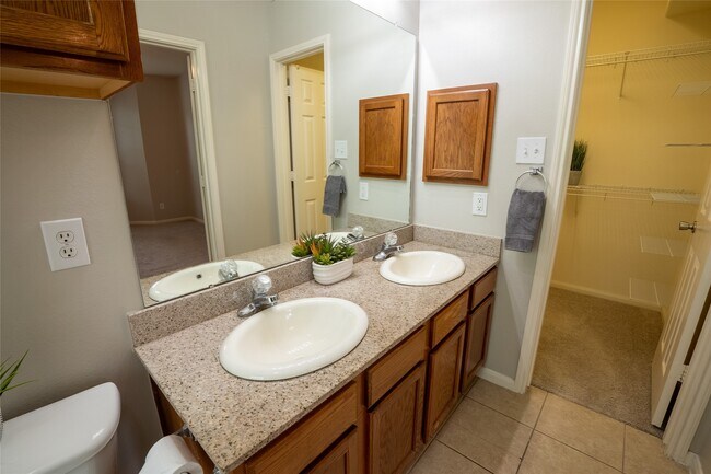 Building Photo - 6607 Lake Woodlands Dr