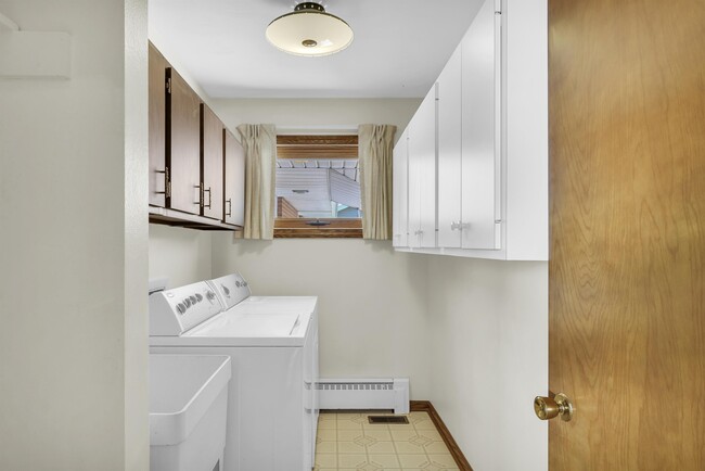 Building Photo - 1702 Golfview Dr