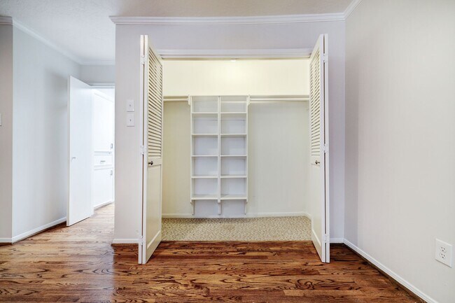 Building Photo - Large Townhome in River Oaks