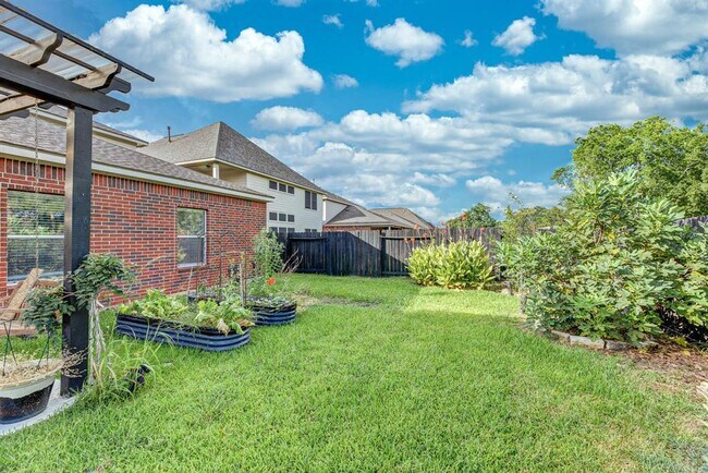 Building Photo - 25951 Ravenside Dr