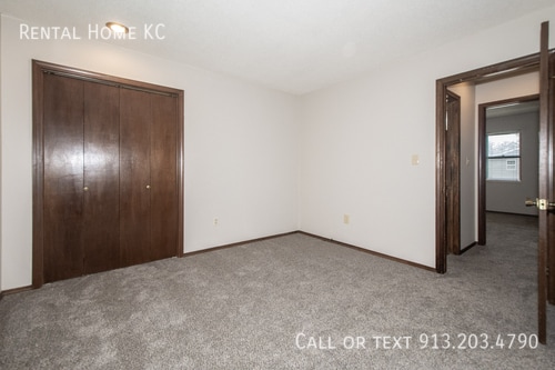 Building Photo - 1940 E Lindenwood Cir