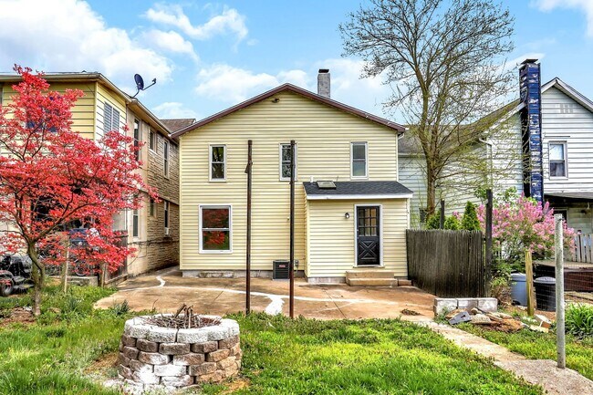 Building Photo - 569 Pleasant St