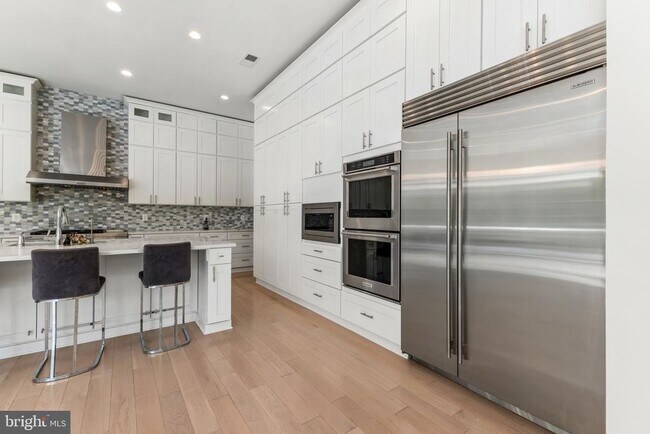 Building Photo - 1513 Oakview Dr