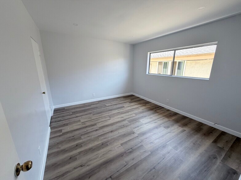 Building Photo - 1223 N Kingsley Dr