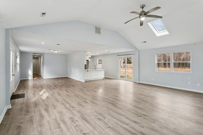 Building Photo - Updated Large Home with Private In-Law Suite Near Gloucester Main Street