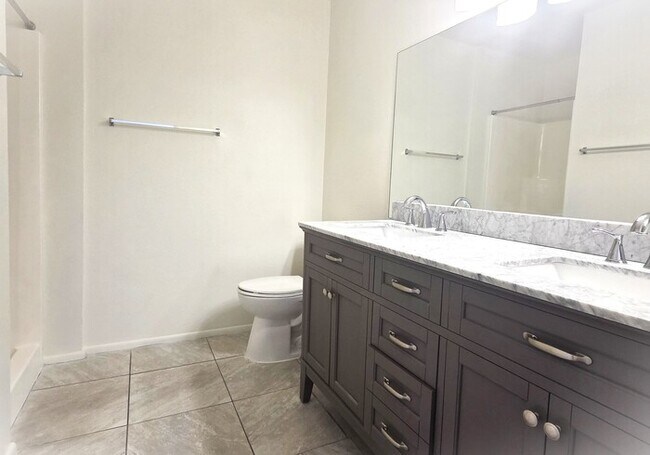 Building Photo - Cute 2 bedroom 1.75 bathroom