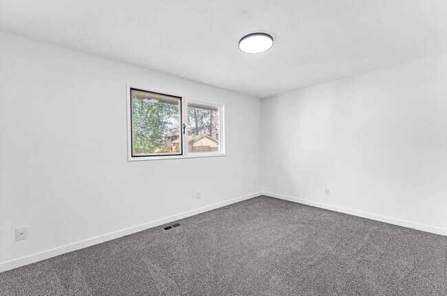 Building Photo - 6305 S Pittsburg St