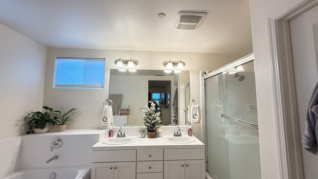 Building Photo - Charming 3 Bedroom Home in a Quiet Madera Neighborhood