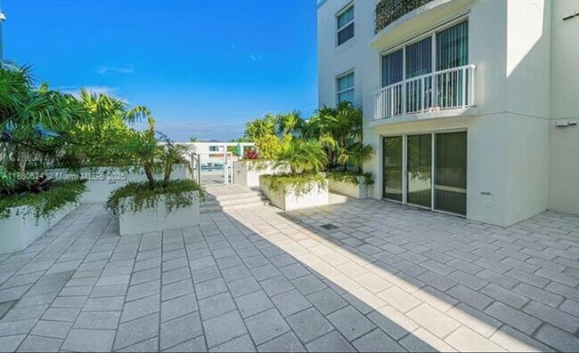 Building Photo - 9172 Collins Ave