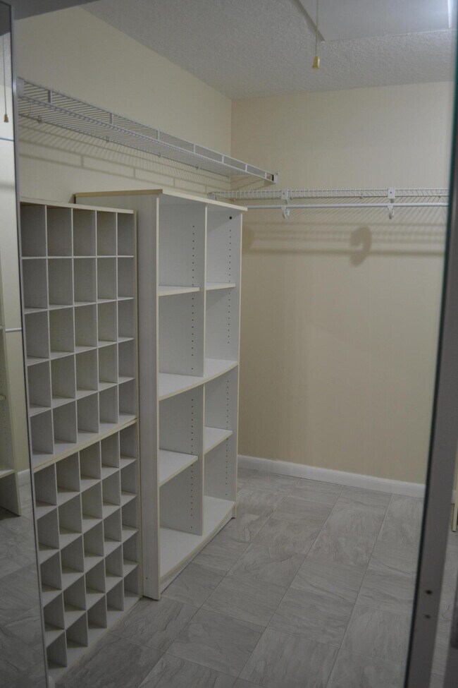 Building Photo - 124 Shore Ct