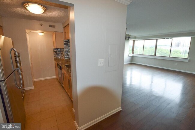 Building Photo - 10101 Grosvenor Pl