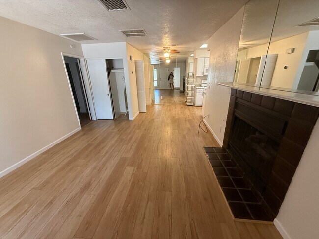 Building Photo - 3095 Shoshone Plz