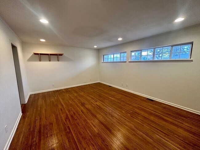 Building Photo - Beautiful updated Midtown home in the loved Lortondale addition