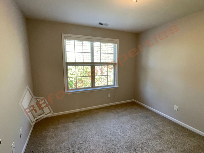 Building Photo - Great Location! Elegant 3 Story 4 Bedroom ...
