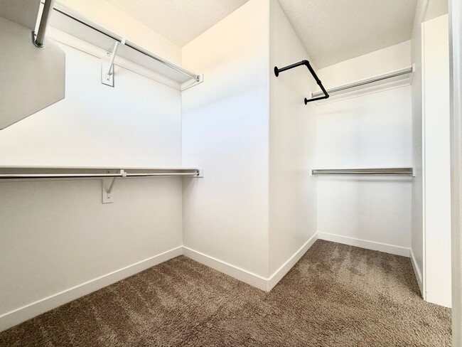 Building Photo - 3 Bed + 2.5 Bath Townhome w/ Garage, Storage & Dogs Allowed Near Jordan Landing