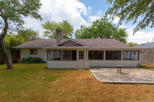 Building Photo - Lovely  3/BR 2/BA Home with Office & Sunro...