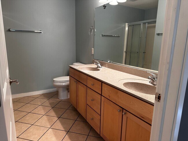 Building Photo - Spacious 2 bed 1 bathroom Condominium