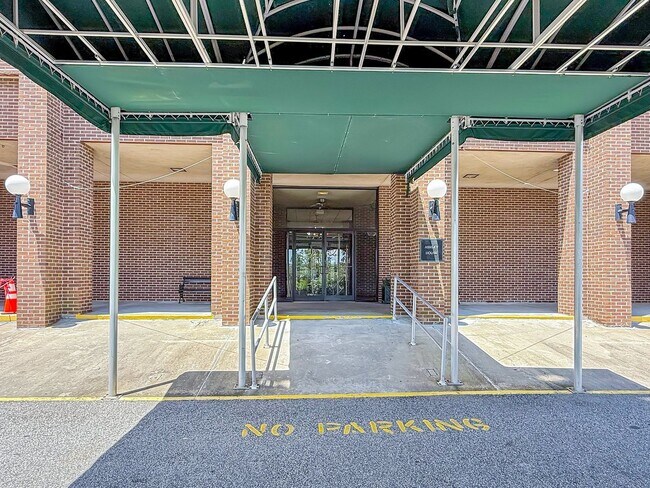 Building Photo - Downtown Charleston Living with Stunning Views