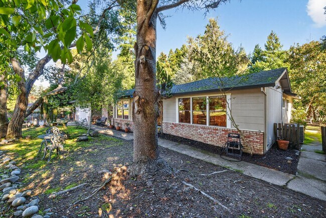 Building Photo - Charming 3-Bed / 2-Bath Retreat on Over an Acre in Sebastopol