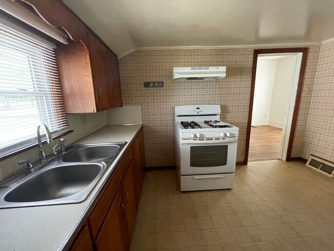 Building Photo - 1-BR Home in Elkhart Across from Weston Park