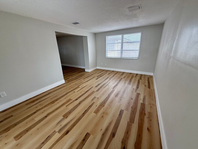 Building Photo - NEW PRICE!- Beautifully Updated 2/2 Home
