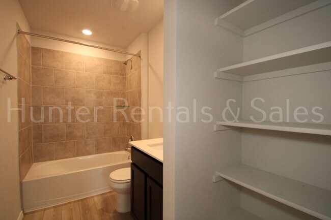 Building Photo - Spacious Open-Concept 3 Bedroom Home with Split Floor Plan