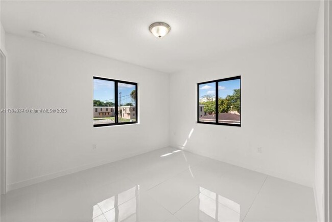 Building Photo - 3 bedroom in Miami FL 33142