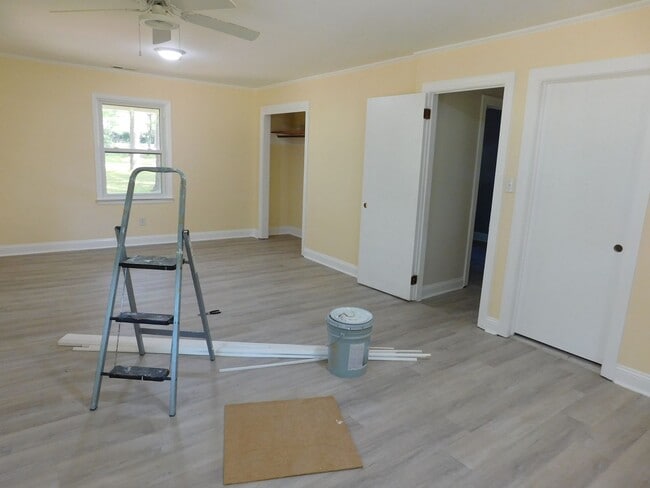Building Photo - 4925 Morton Rd