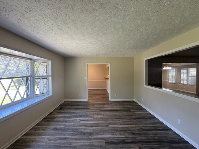 Building Photo - Charming 3 Bed 2.5 Bath Fayetteville Home
