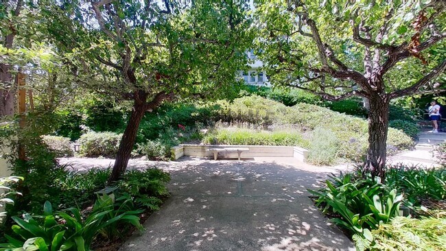 Building Photo - Remodeled 2Bd 2Ba Condo in Newport