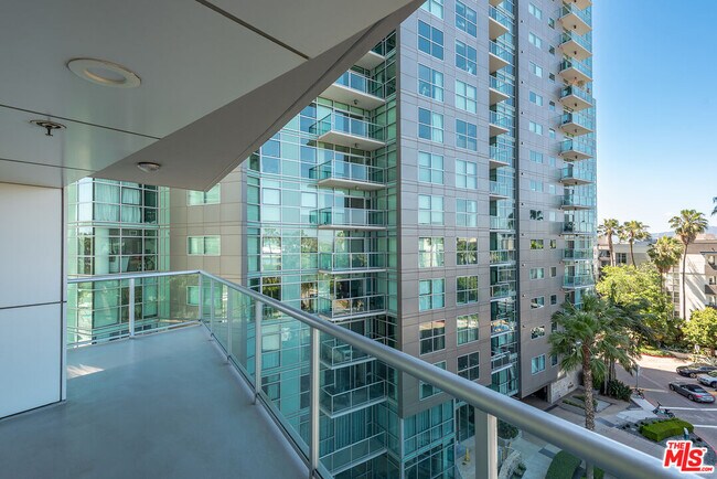 Building Photo - 13600 Marina Pointe Dr