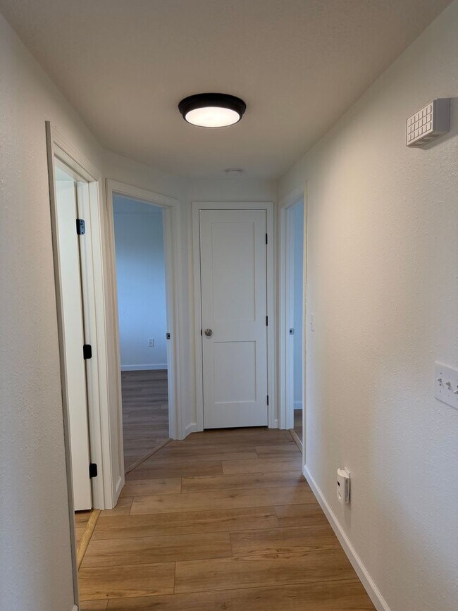 Building Photo - Updated 3 bedroom 1 bath duplex in Junction City!
