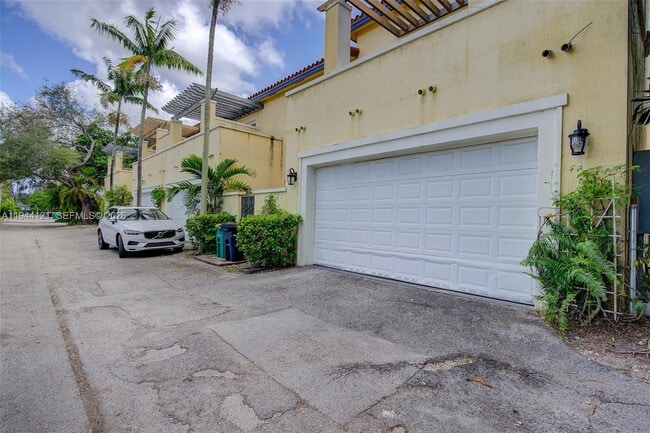 Building Photo - 4867 Ponce de Leon Blvd