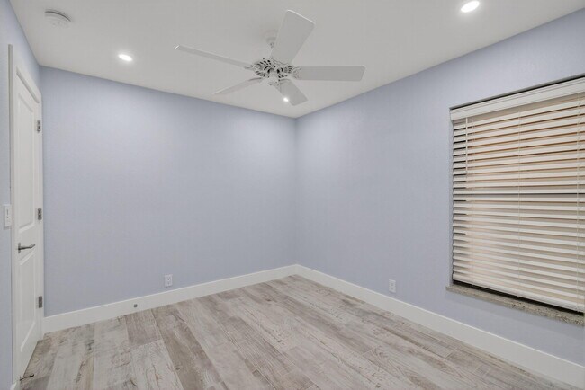 Building Photo - 3939 NE 5th Ave