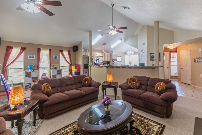 Building Photo - 3 bed 2 bath beautiful home!