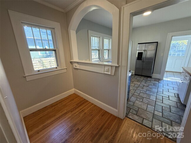 Building Photo - 319 Grandin Rd