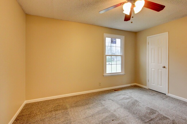 Building Photo - Fresh and Clean 4 bed Near Ft Campbell and...