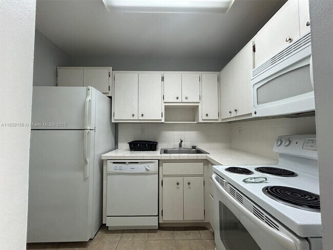 Building Photo - 2899 Collins Ave