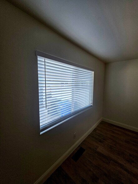 Building Photo - 327 N Lincoln Ave