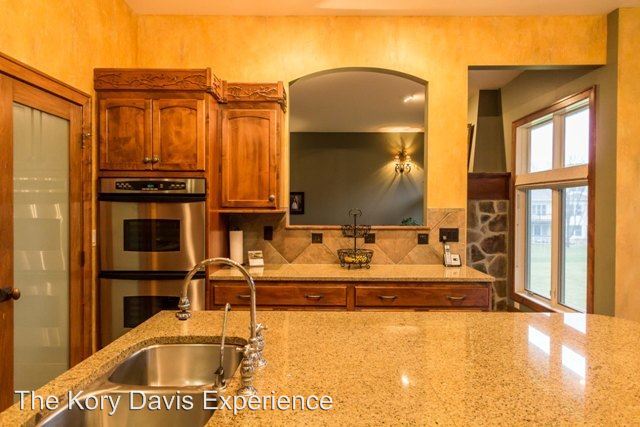 Building Photo - 2808 S Saint Charles Ln