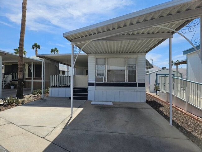 Building Photo - Cute Park Model for rent in a lively 55+ Park!