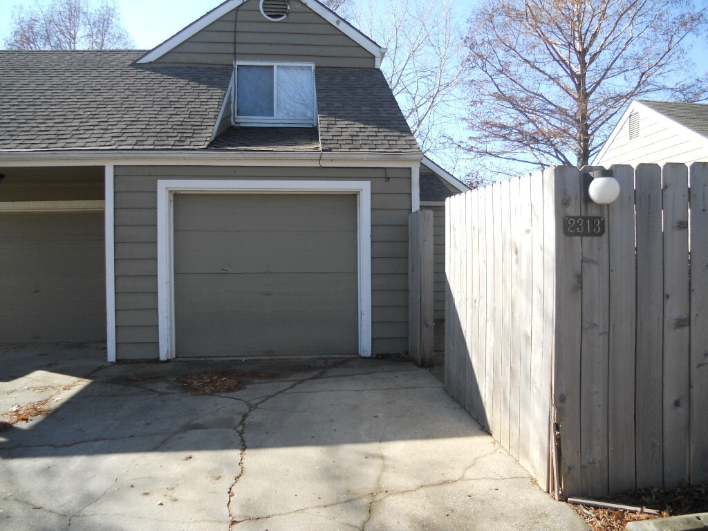 Building Photo - 2300 Lowell Dr